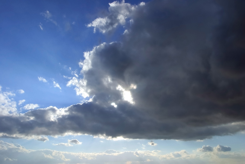 青空と太陽を塞ぐ巨大な層積雲の写真画像
