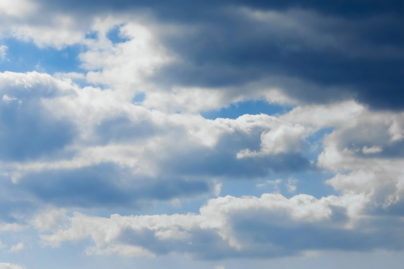 層積雲から垣間見る青空の写真画像