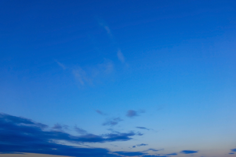 早朝の澄み切った青い空」の画像・写真素材を無料ダウンロード（1