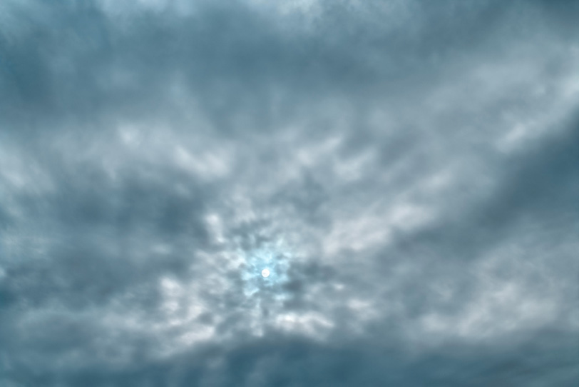 太陽に吸い込まれるような曇空の写真画像
