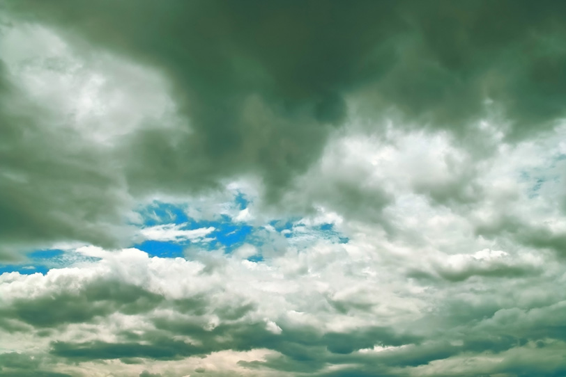 叢雲の隙間の鮮やかな青空の写真画像