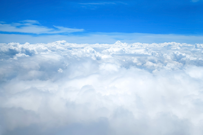雲上の吸い込まれるような青空の写真画像