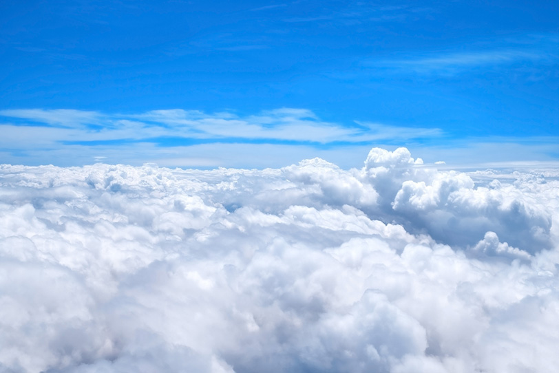 上空の青空と漠漠たる白い雲の写真画像
