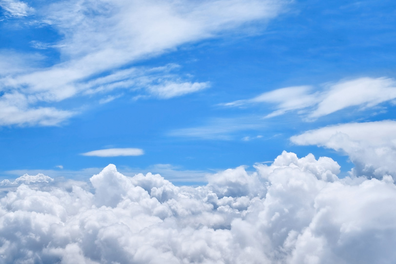 層積雲が湧き上る上空の青空の写真画像