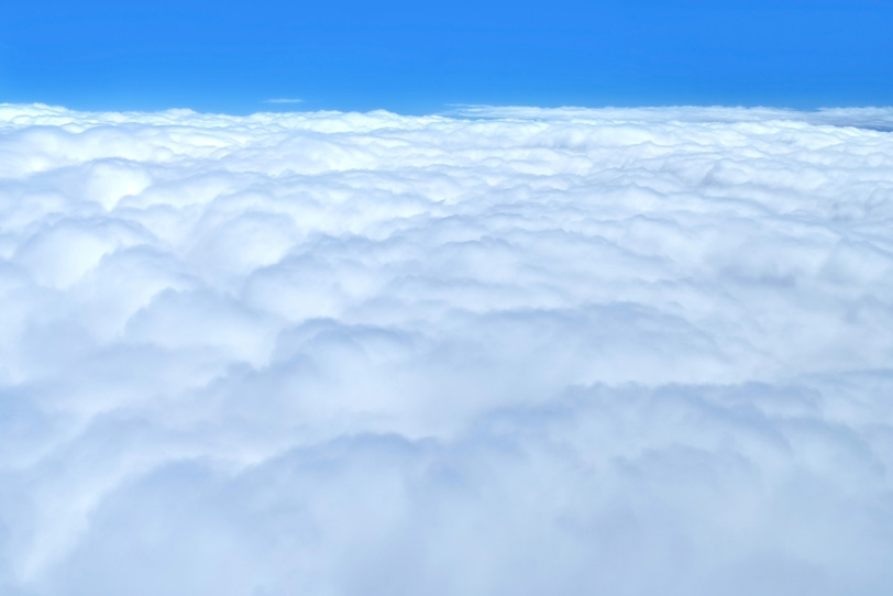 雲の上の透き通った青空の写真画像