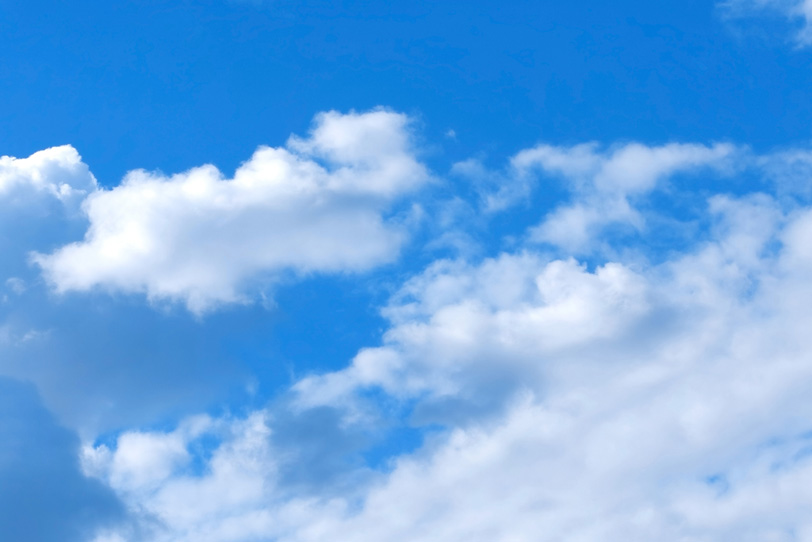 白雲が靡く気持ちのいい青空の写真画像