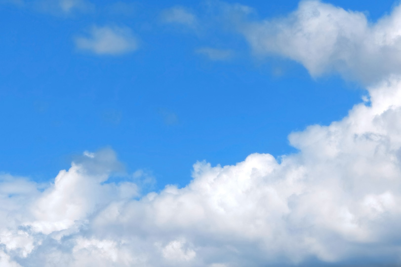 青空に横たわる白い大きな雲の写真画像