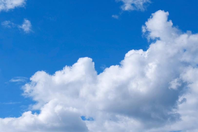 青空に浮標する大きな積雲の写真画像