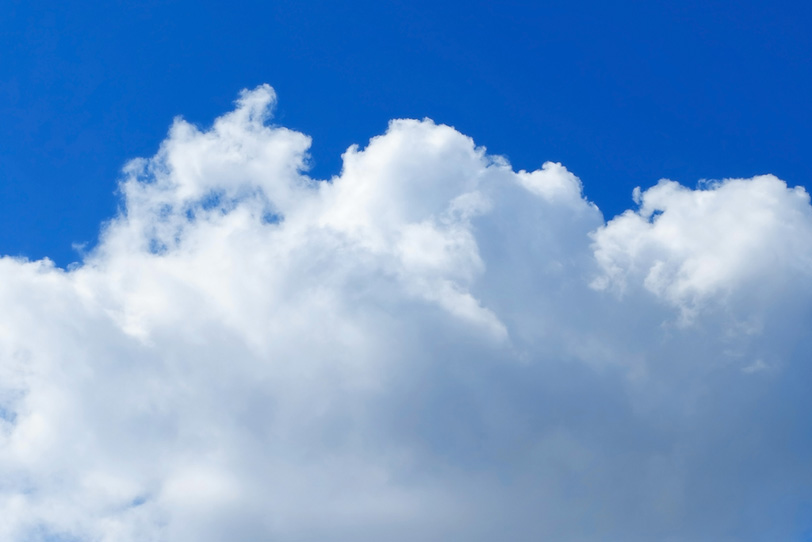 大きな白い雲と涼やかな青空の写真画像