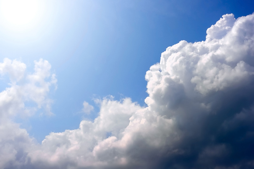 輝く太陽に照らされる雲と青空 の画像 写真素材を無料ダウンロード 1 フリー素材 Beiz Images