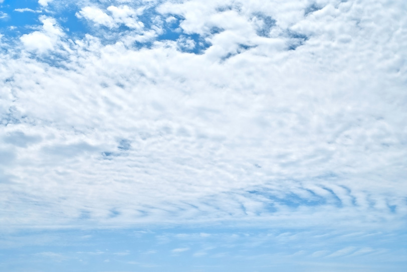 青空を遮る波打つ白雲の壁の写真画像