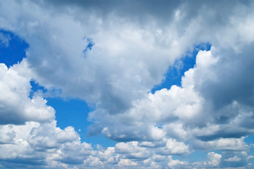 層積雲が連なる隙間の青空の写真画像