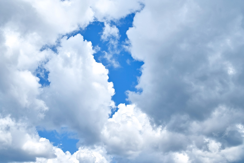 青空を覆うモクモクとした雲の写真画像