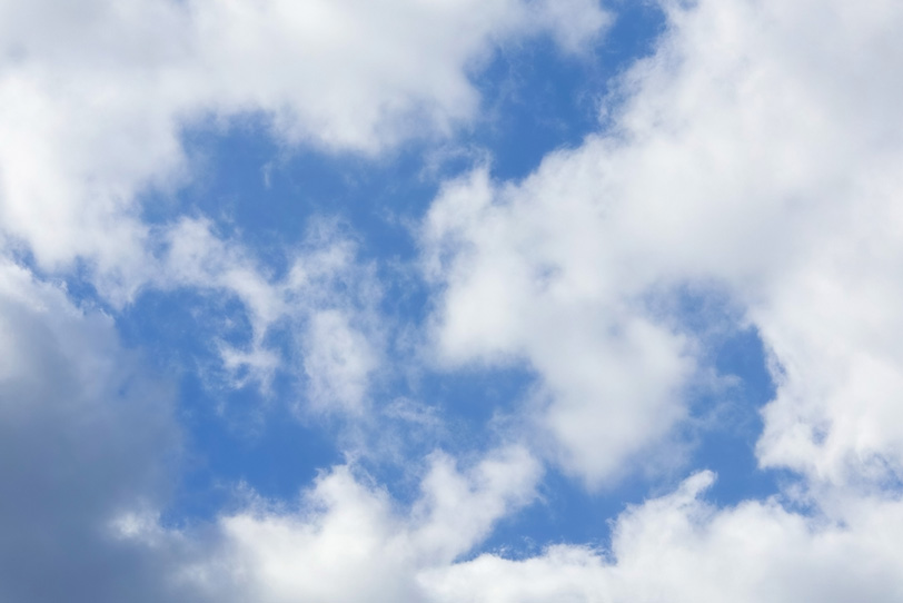 雲の間から見える清爽な青空の写真画像