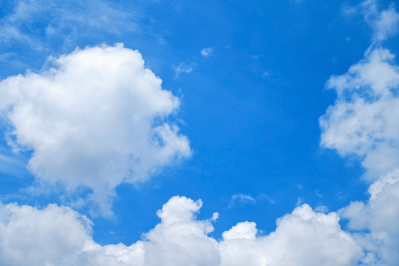 丸まった雲と色鮮やかな青空の写真画像