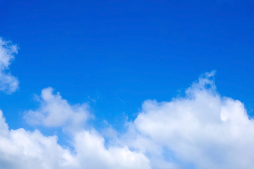 透明感のある青空を流れる雲の写真画像