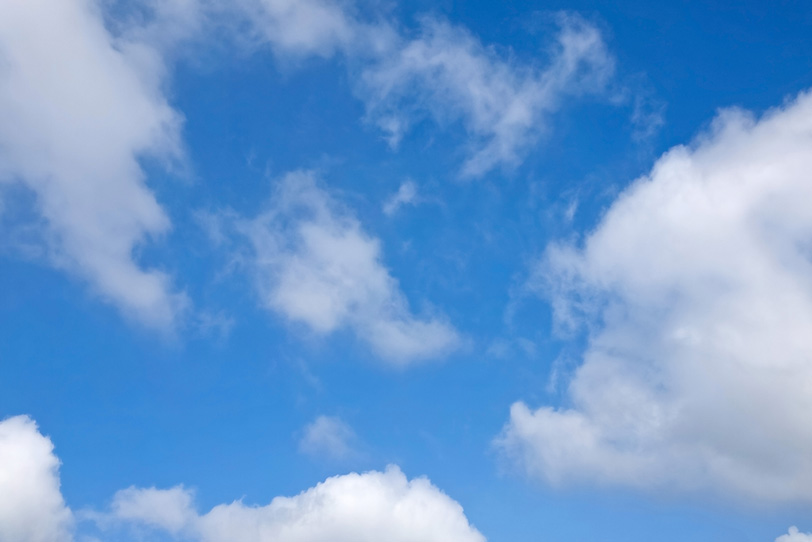 青空にふわふわと漂う雲の写真画像