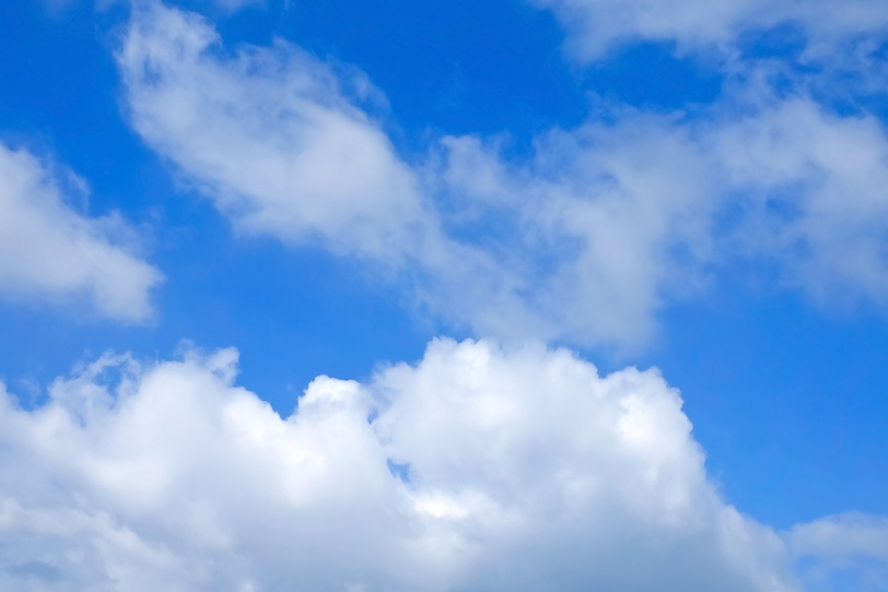 もつれ雲と積雲が浮かぶ青空の写真画像