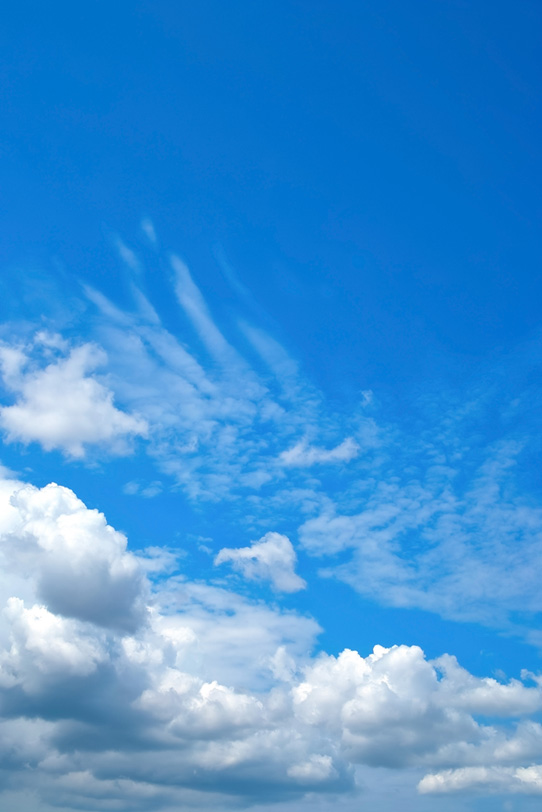 青空に群れ集う積雲と巻雲の写真画像