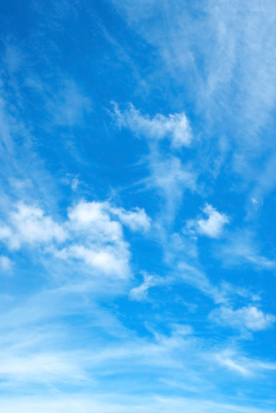 巻雲が四方八方に広がる青空の写真画像