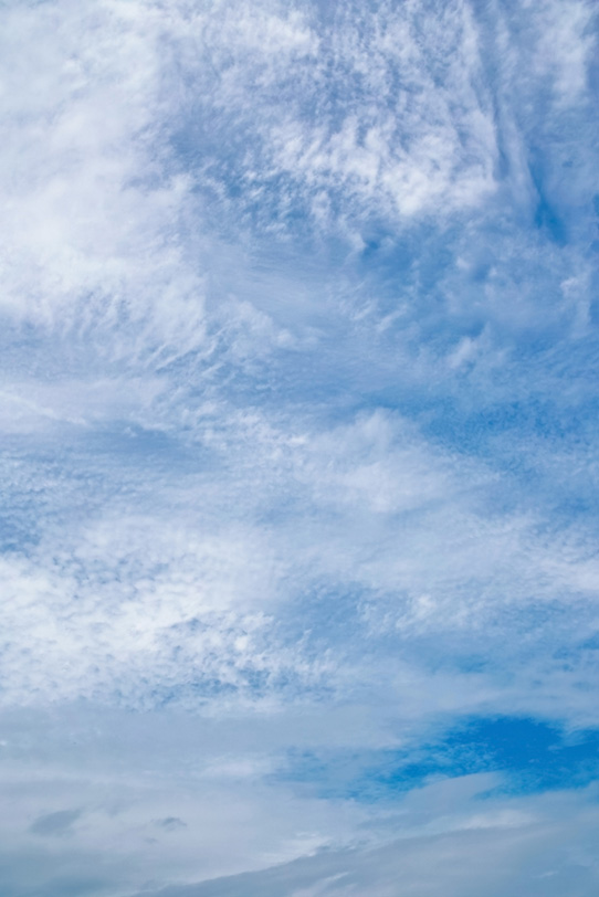 白波に似た雲が一面を覆う青空の写真画像