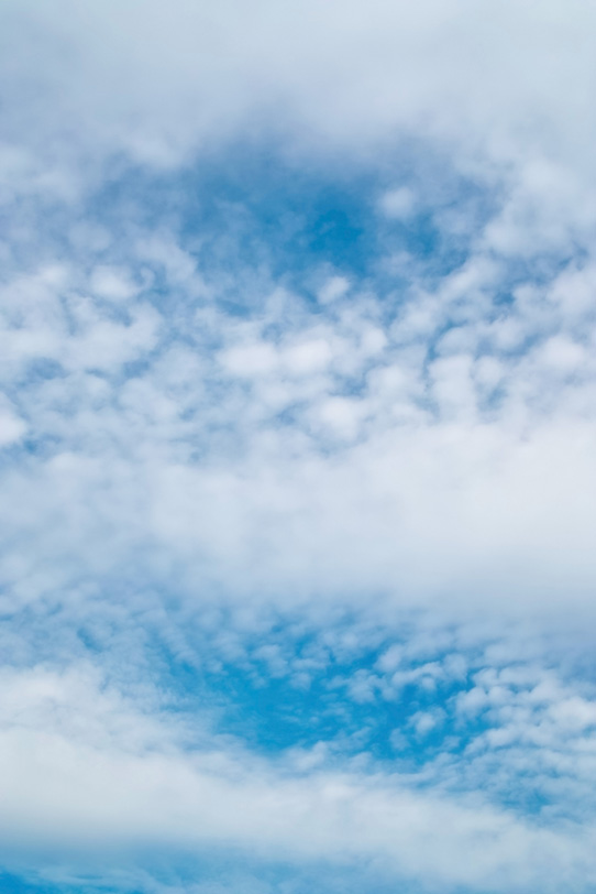 青空に広がる高積雲と層雲の写真画像