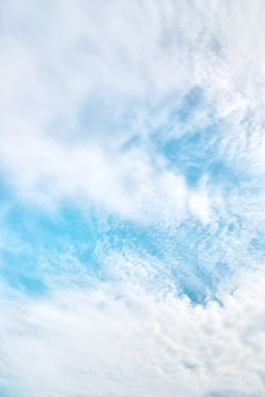 青空に吸い込まれていく白い雲の写真画像