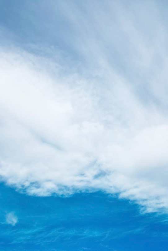 青空を遮る白い雲のカーテンの写真画像
