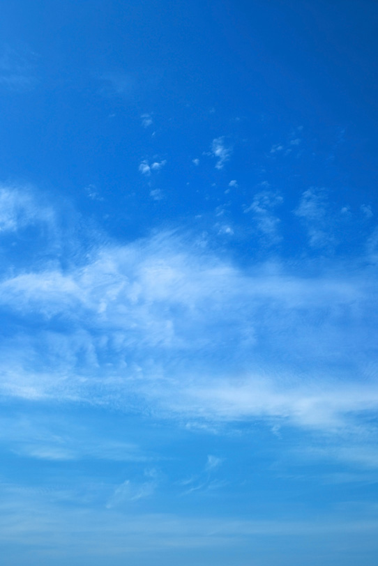 青空に筆で塗ったような雲の写真画像
