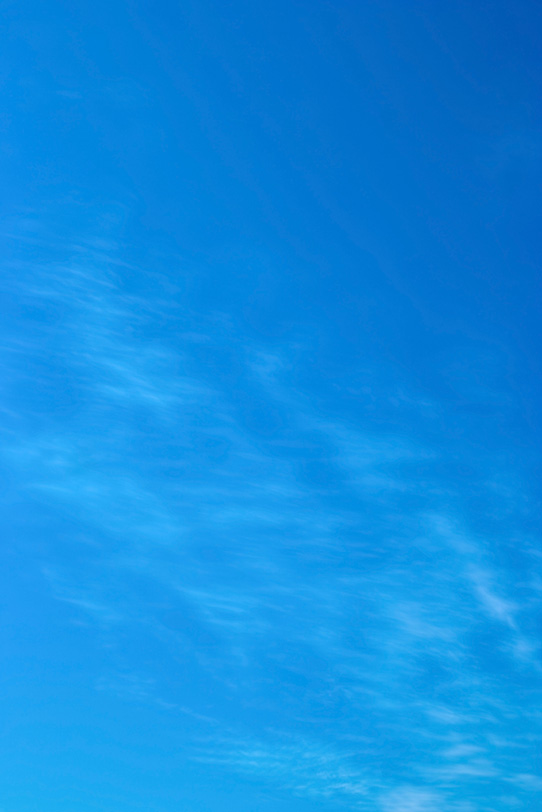 青空を淡くぼかす巻雲の写真画像