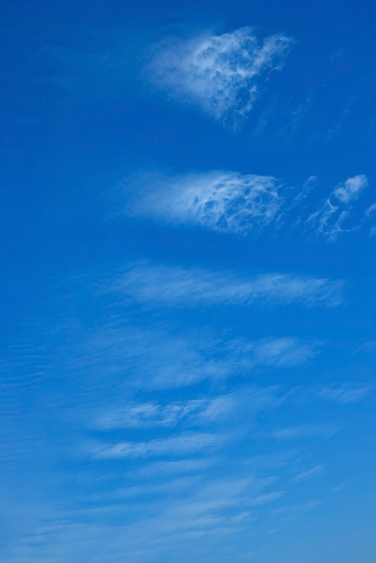 蜂の巣状雲と青空の写真画像