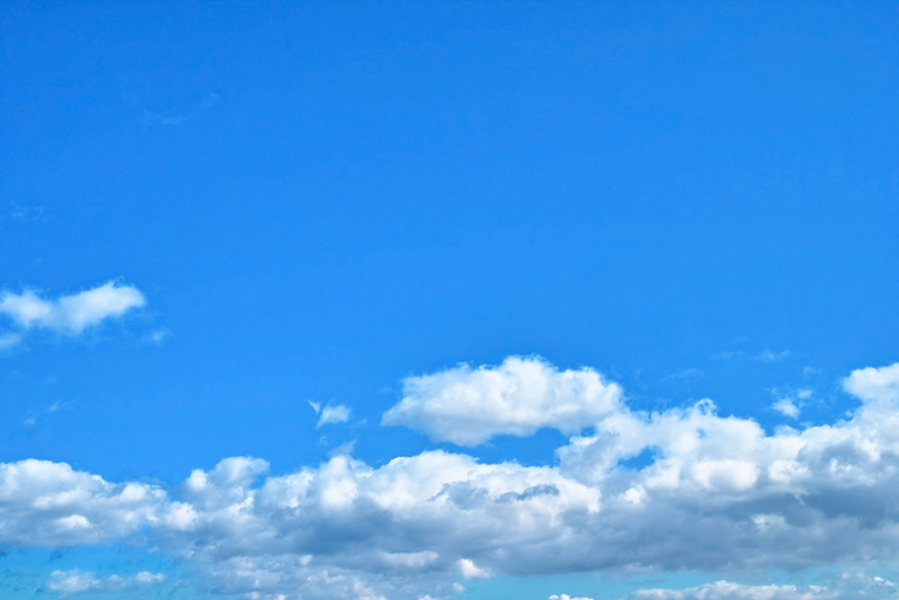 綺麗な青空に伸す層積雲の写真画像