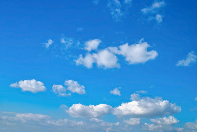 雲が長閑に漂う心地よい青空の写真画像