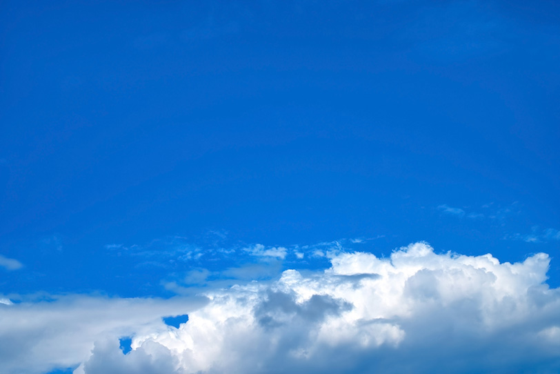 透徹した青空に横たわる積雲の写真画像