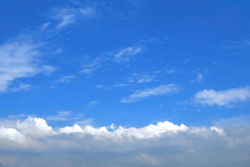 涼やかな青空に広がる層積雲の写真画像