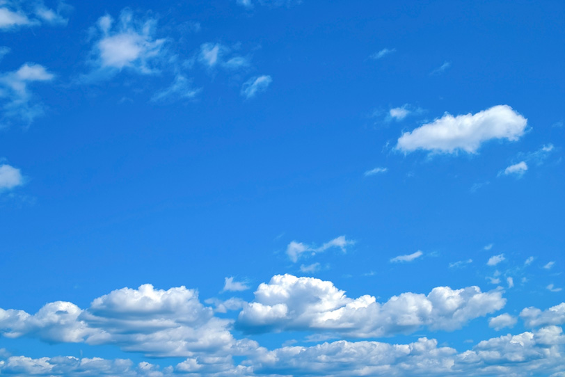 爽やかな青空の下に群れる積雲 の画像 写真素材を無料ダウンロード 1 背景フリー素材 Beiz Images