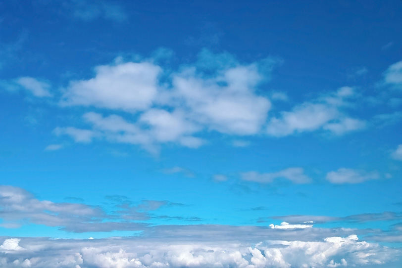 清らかな青空と横に伸びる雲の写真画像