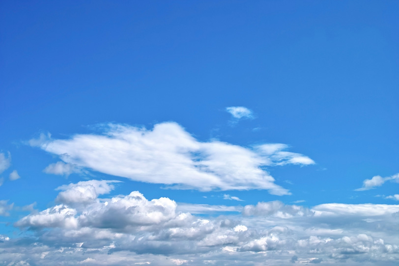 濃密雲と積雲が浮かぶ青空の写真画像