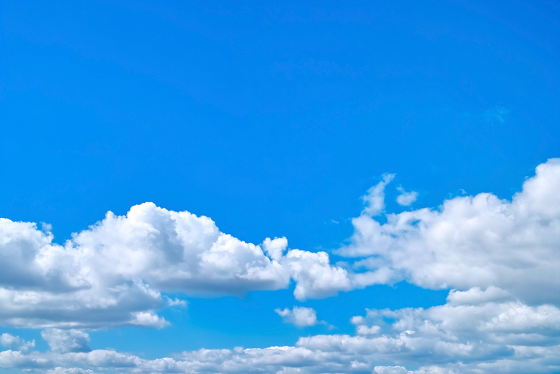 並積雲の上に広がる青空の写真画像
