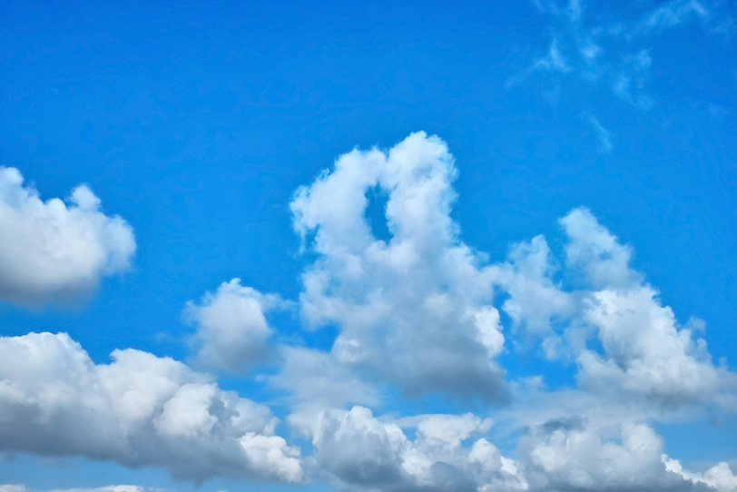 連なる白い積雲と青空の写真画像