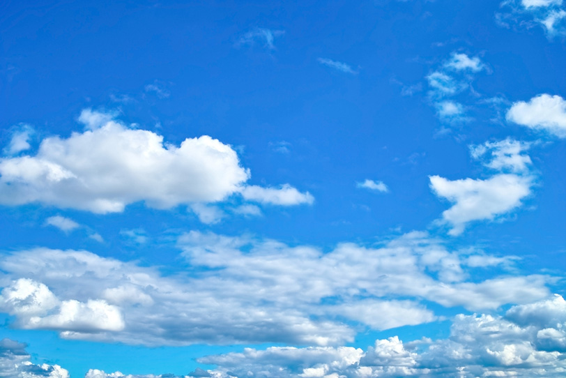 蒼茫たる青空を浮標する雲の写真画像