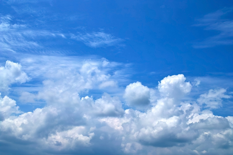 並雲の上を流れるような青空の写真画像