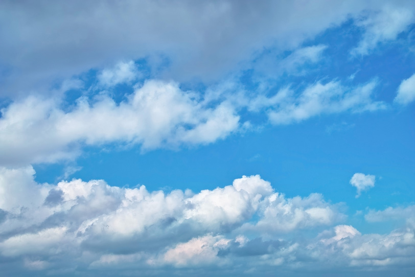 青空の奥に続く扁平雲の写真画像