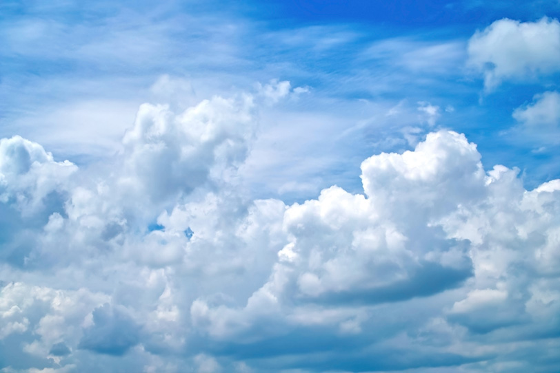 青空に溢れ出る白い雲の写真画像