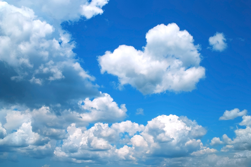 沢山の綿雲が浮かぶ快美な青空の写真画像