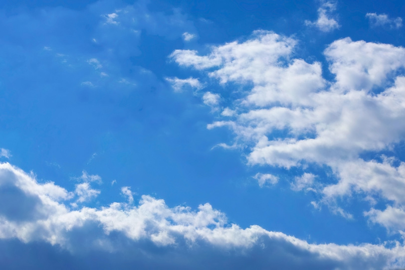 青空に立ちふさがる大きな雲の写真画像