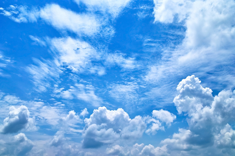 大きな雲が遥かに続く壮大な青空の写真画像