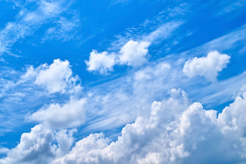 山のように高く連なる雲と青空の写真画像