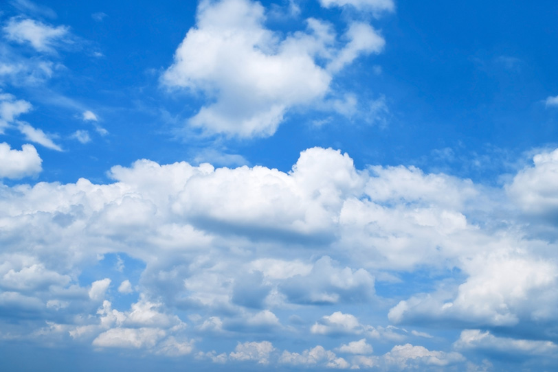 青空に群がり集まる雲の写真画像