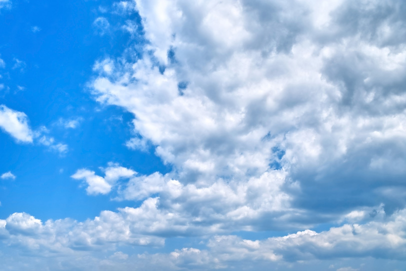 青空を行進する雲の群の写真画像